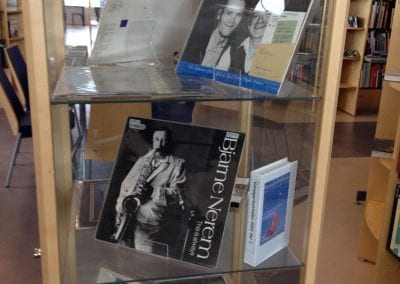Fot av utstillingsmonter i biblioteket. Utstillingen er av jazz pampletter og vinylplater